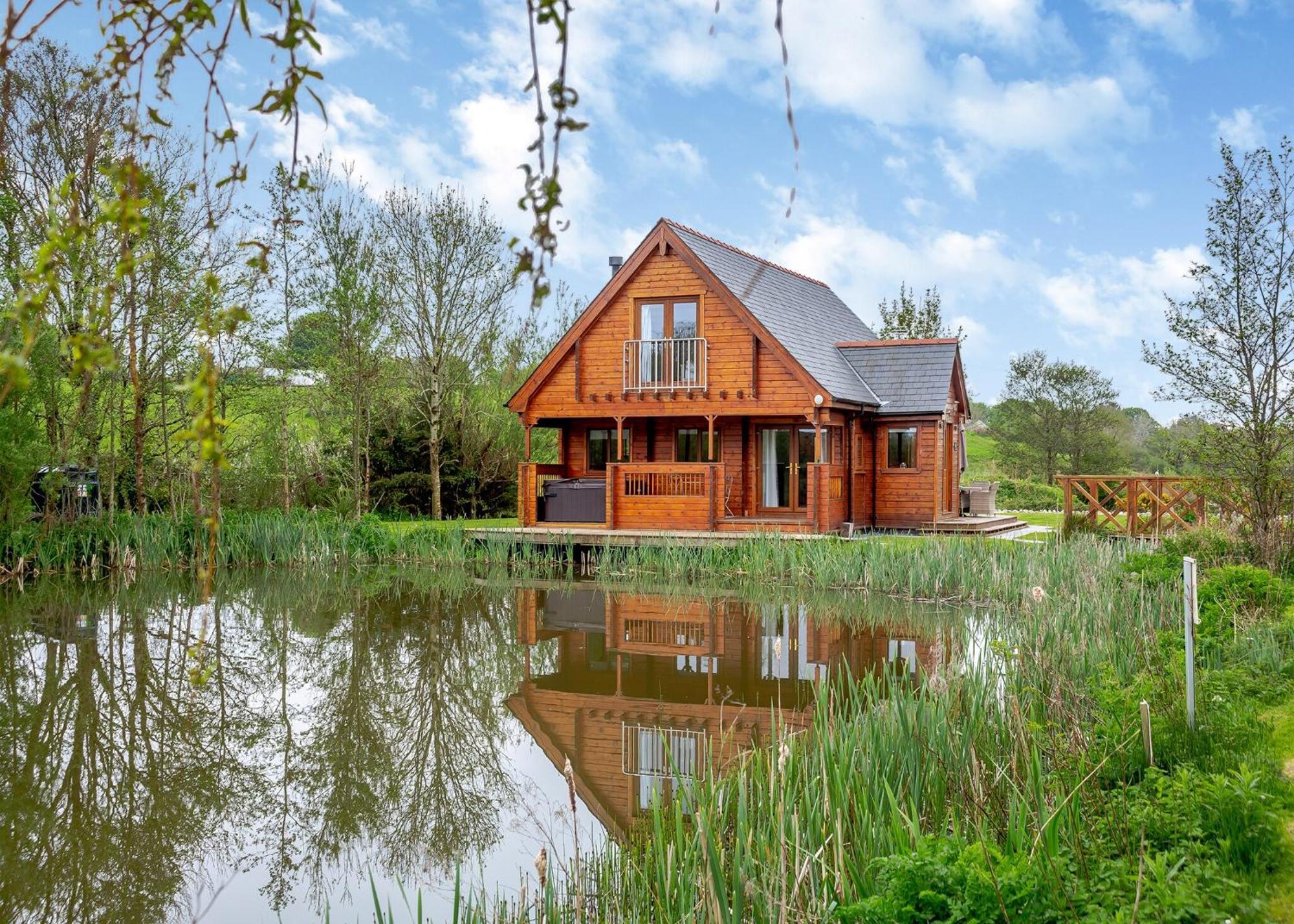 Anglesey Lakeside Lodges Menai Bridge Exterior foto