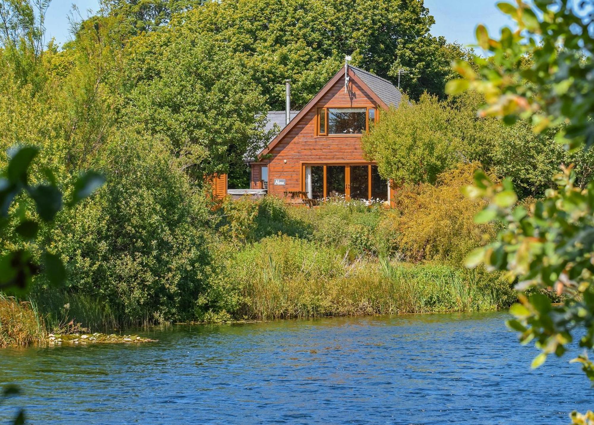 Anglesey Lakeside Lodges Menai Bridge Exterior foto
